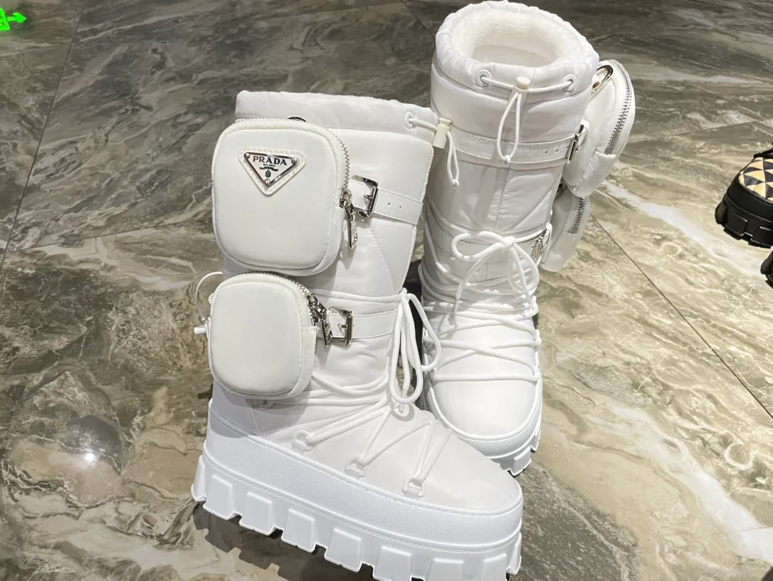 👟👟Ex-factory price 880👟👟 The highest version on the market, Prada's king style, snow boots, ski boots, fat and cute, so cute →_→ From the Prada limited series, unique. Shiny nylon Oblique upper with criss-cross straps for an ideal fit. The boots are made of technical fabric and have a short-cut version. They can be worn in the city or in the mountains. They make the calves slimmer, taller, warmer and have a concave shape. The boots and soles use the original waterproof effect. The size is 35-40. 41Customized